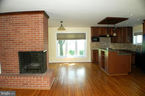 537 Mark Dr, Westminster, MD 21157 photo 2