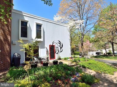 1610 Wainwright Dr, Reston, VA 20190 photo 1