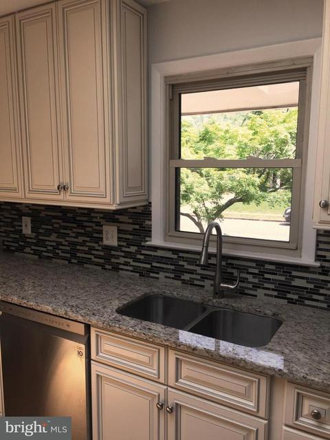 8526 Fairburn Dr, Springfield, VA 22152 photo 2