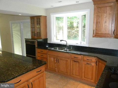 8717 Graystone Ln, Laurel, MD 20708 photo 9