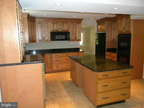 8717 Graystone Ln, Laurel, MD 20708 photo 2