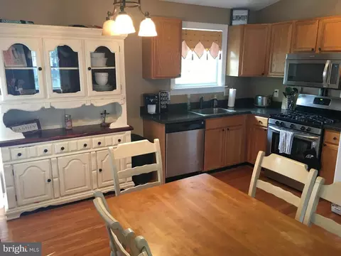 202 Knoll Ct, Pasadena, MD 21122 photo 6
