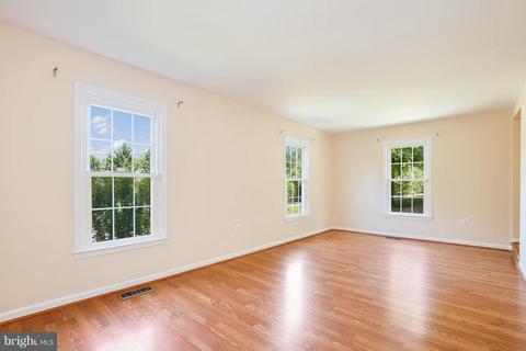 7301 Rolling Oak Ln, Springfield, VA 22153 photo 2