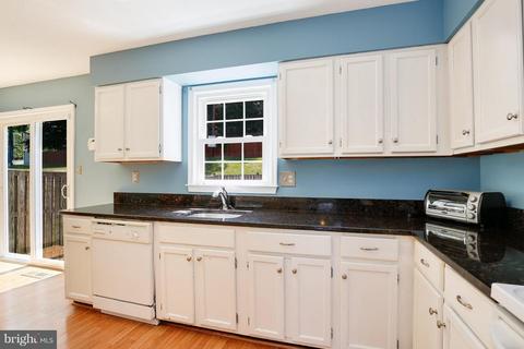 7301 Rolling Oak Ln, Springfield, VA 22153 photo 9