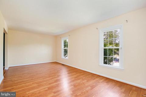 7301 Rolling Oak Ln, Springfield, VA 22153 photo 3
