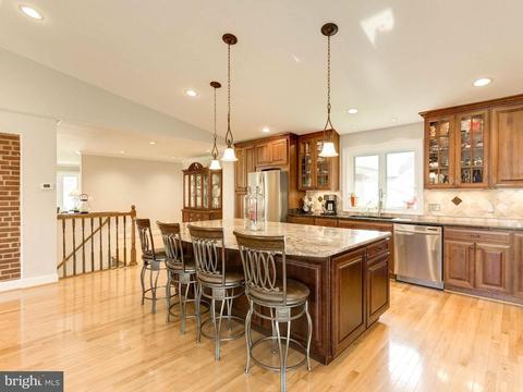 6816 Wise St, Mclean, VA 22101 photo 2