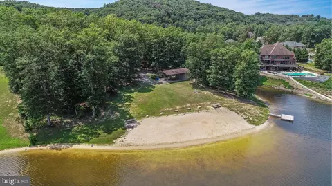 8 Lakewood Dr N, Ridgeley, WV 26753