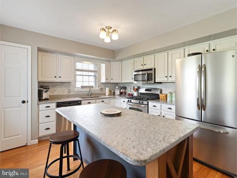 27 Roxberry Dr, Sinking Spring, PA 19608 photo 4