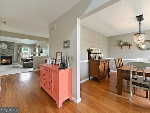27 Roxberry Dr, Sinking Spring, PA 19608 photo 2
