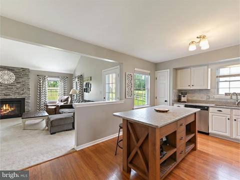 27 Roxberry Dr, Sinking Spring, PA 19608 photo 5