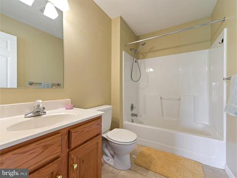 27 Roxberry Dr, Sinking Spring, PA 19608 photo 11