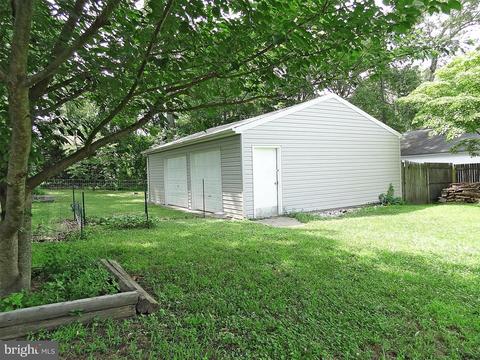 895 Woods Rd, Pasadena, MD 21122 photo 6