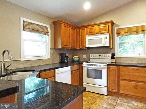 895 Woods Rd, Pasadena, MD 21122 photo 8