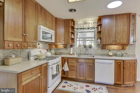 7516 Inzer St, Springfield, VA 22151 photo 2