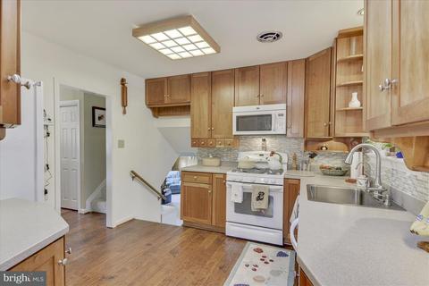 7516 Inzer St, Springfield, VA 22151 photo 3