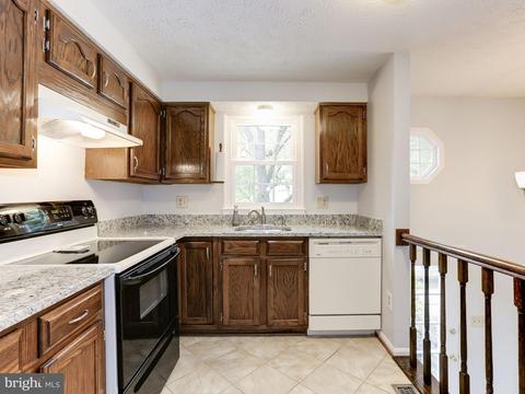 1930 Sagewood Ln, Reston, VA 20191 photo 5