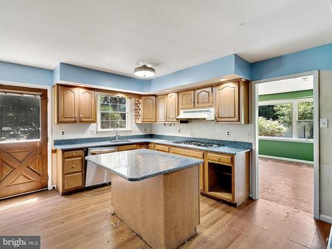 7016 Ben Franklin Rd, Springfield, VA 22150 photo 3