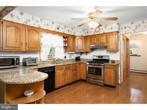 585 Klockner Rd, Hamilton, NJ 08619 photo 2