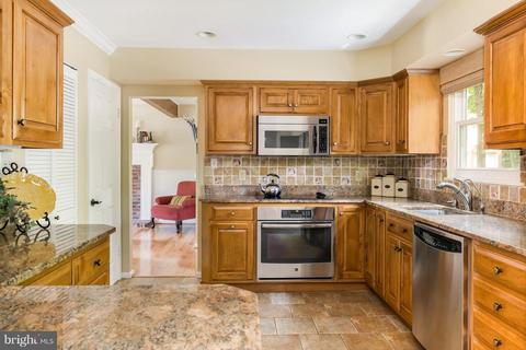 7715 Cervantes Ln, Springfield, VA 22153 photo 6
