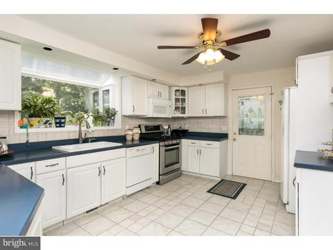 52 Cooper St, Beverly, NJ 08010 photo 2