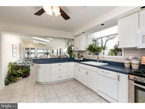 52 Cooper St, Beverly, NJ 08010 photo 3