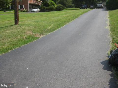 6405 Old Chesterbrook Rd, Mclean, VA 22101 photo 2