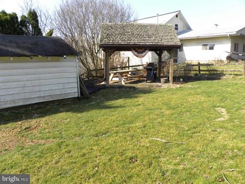 352 N Broad St, Lititz, PA 17543 photo 2