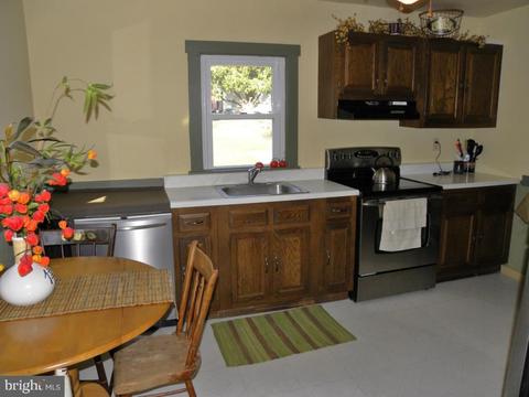 352 N Broad St, Lititz, PA 17543 photo 8
