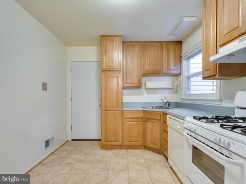 6904 Gillings Rd, Springfield, VA 22152 photo 5