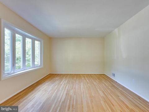 6904 Gillings Rd, Springfield, VA 22152 photo 2
