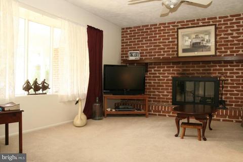 200 Oxford Dr, Lititz, PA 17543 photo 3