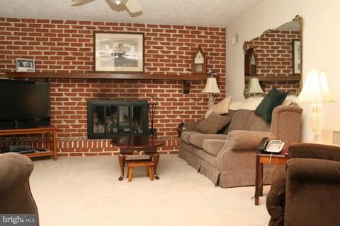 200 Oxford Dr, Lititz, PA 17543 photo 2