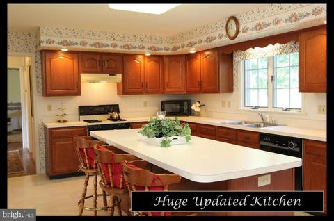 8020 Stone Ridge Dr, Frederick, MD 21702 photo 3