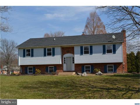 121 W Savannah Dr, Bear, DE 19701 photo 2