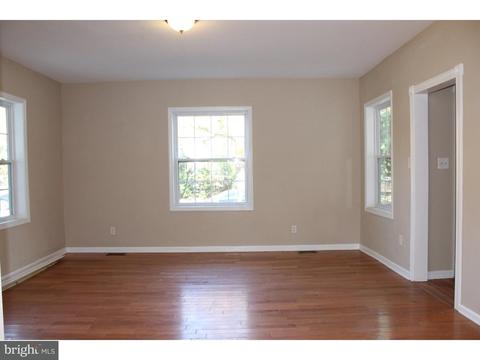 2 Pine St, Beverly, NJ 08010 photo 4