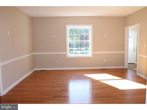 2 Pine St, Beverly, NJ 08010 photo 3