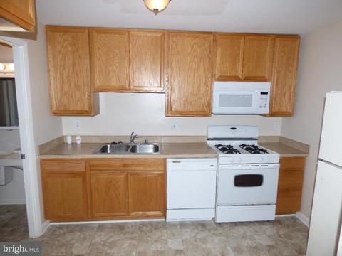 9215 Bridle Path Ln #E, Laurel, MD 20723 photo 3