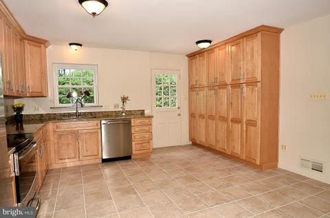 8019 Agin Ct, Mclean, VA 22102 photo 4