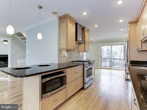 2021 Golf Course Dr, Reston, VA 20191 photo 4