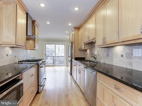 2021 Golf Course Dr, Reston, VA 20191 photo 3