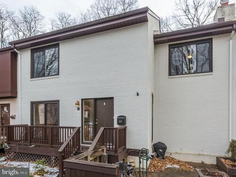 2021 Golf Course Dr, Reston, VA 20191 photo 2