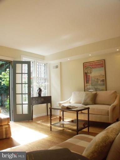 328 6th St SE, Washington, DC 20003 photo 4