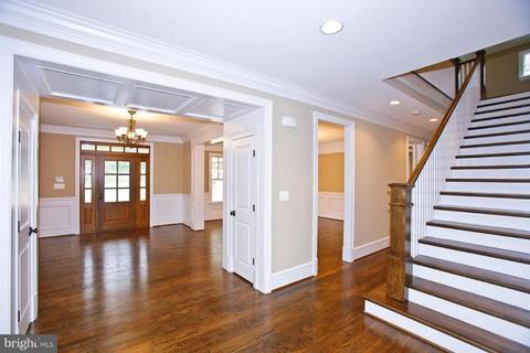 7904 Old Falls Rd, Mclean, VA 22102 photo 2