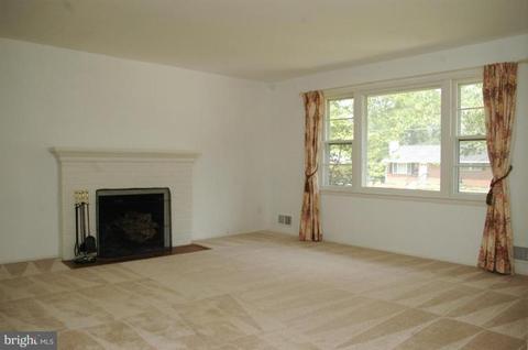 8113 Carrick Ln, Springfield, VA 22151 photo 2