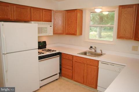 8113 Carrick Ln, Springfield, VA 22151 photo 4