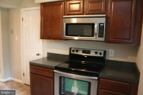 18908 White Oak Dr, Triangle, VA 22172 photo 3