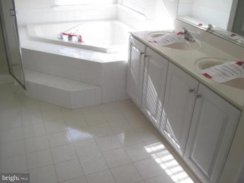 8903 Sumner Grove Dr, Laurel, MD 20708 photo 4