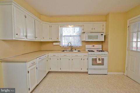 220 N Cedar St, Lititz, PA 17543 photo 4