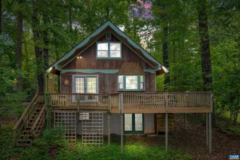 1243 N Lakeshore Dr, Louisa, VA 23093