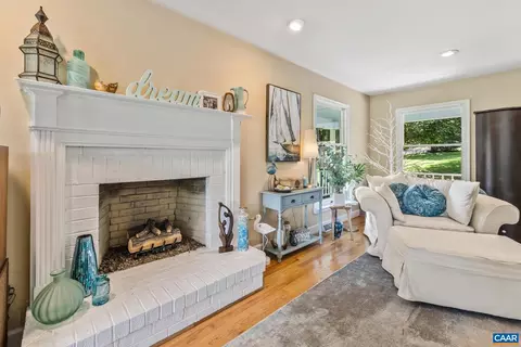 Living - 4 Lee Ct, Palmyra, VA 22963 photo 2 of 3